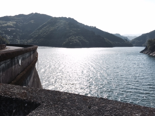 ダムの堰堤から、上流部を眺めました_日向椎葉湖