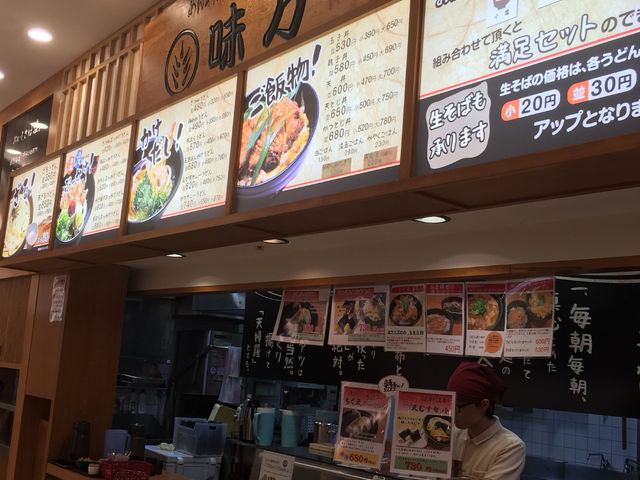 おうどんや丼ものが豊富です!_めん料理老舗味万