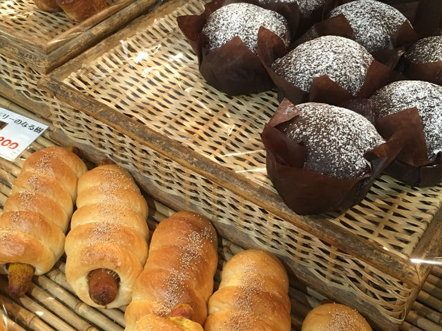 チョコレートやソーセージのパン。_MONSIEUR BOULE くずはモール店