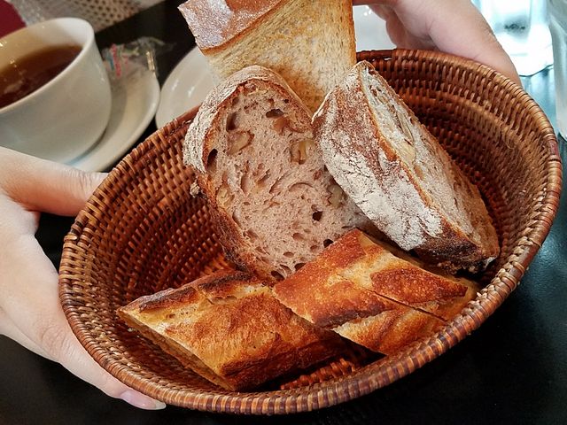 セットでついてくるおかわり自由のパン。_ベーカリー&レストラン・沢村