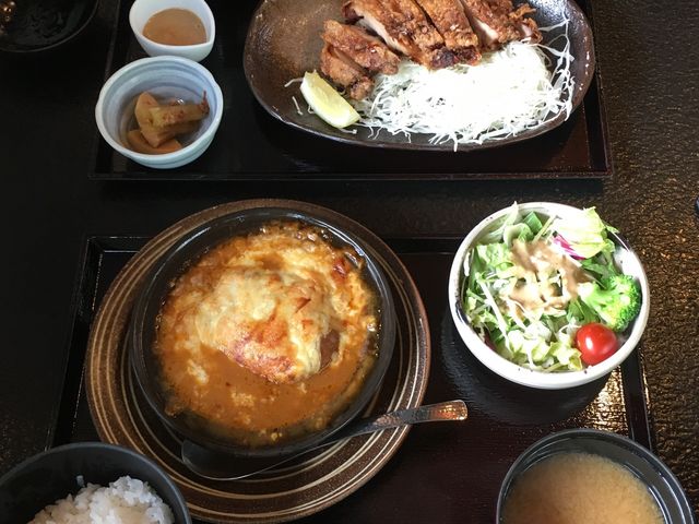 (上)ピリ辛鷄肉と(下)煮込みハンバーグ_村民食堂
