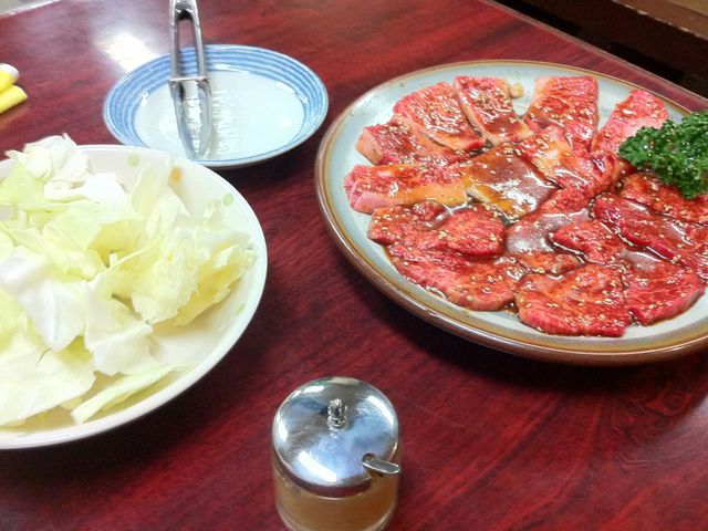 箸休めにキャベツが付いてきます。_湖月