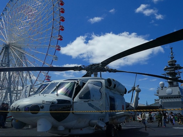 護衛艦・加賀 駐機甲板と天保山大観覧車_天保山大観覧車