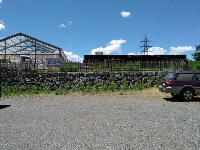 ハウス前の駐車場_上の原農園