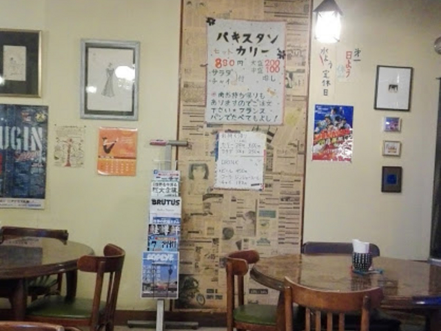 素朴な店内。
初めて行ったのに、落ち着きました♪_カラバト・カリー