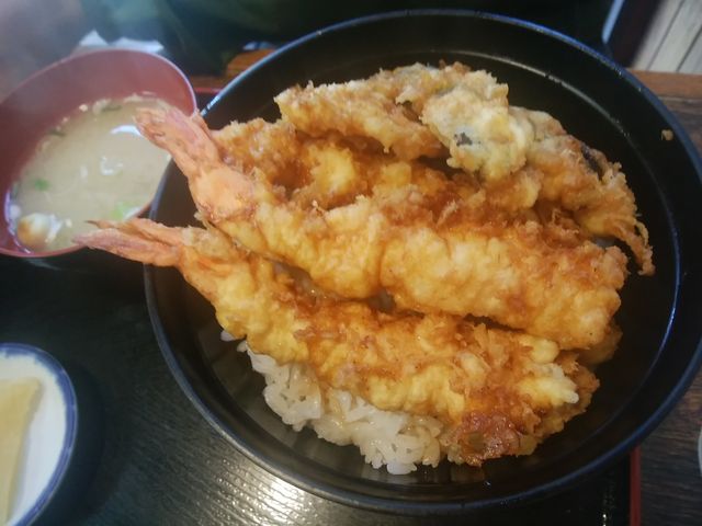 天丼900円、天ぷらはフワっとした食感で海老はプリプリ、美味しかったです。_あけぼの食堂