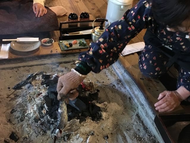 お店の人が色々、焼き方など、こまめにしてくれます。_高森田楽の里