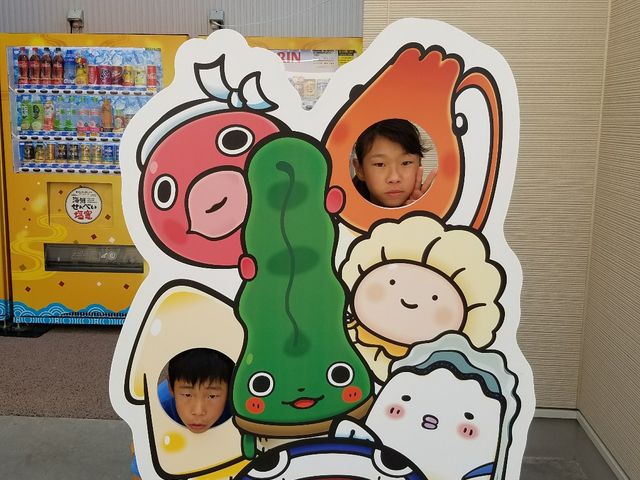 入り口で記念にポーズです。_海鮮せんべい塩竈