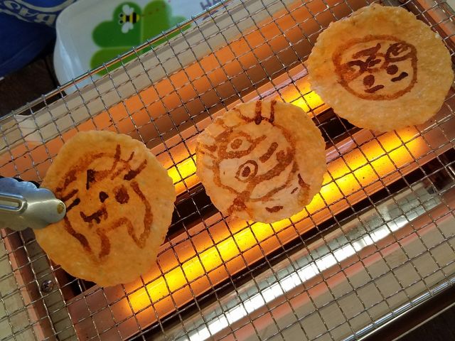 香ばしい香りと共にだんだん焼けてきました。_海鮮せんべい塩竈