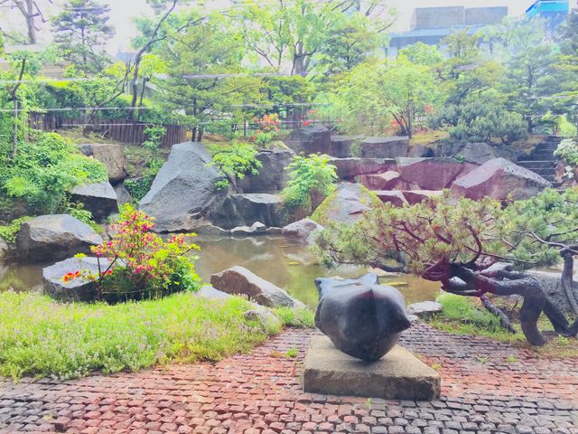 地下ですが、大きな窓があり、陽射しが入って明るい感じです。_札幌市役所本庁舎食堂
