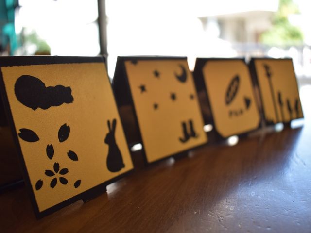 4人で鏡の蓋の部分に金箔貼りました!_金箔工芸 田じま