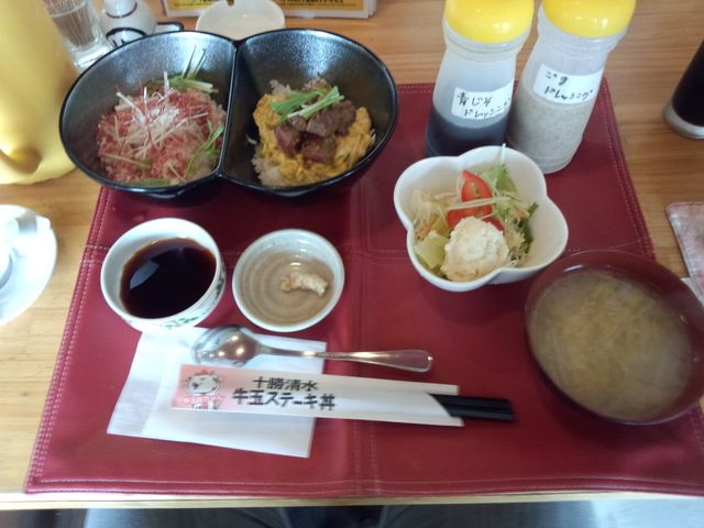 「牛トロ丼(左)」と「牛玉ステーキ丼(右)」のハーフ&ハーフ_ゆめあとむ