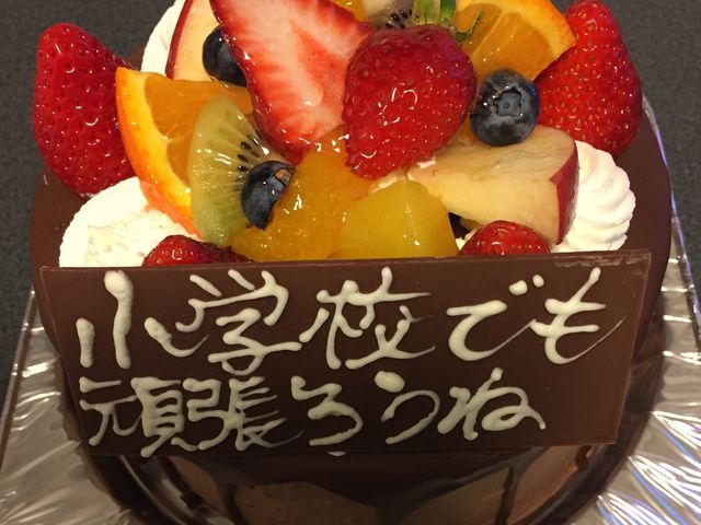 果物とクリームたっぷりのショコラホールケーキ。_アルチザン