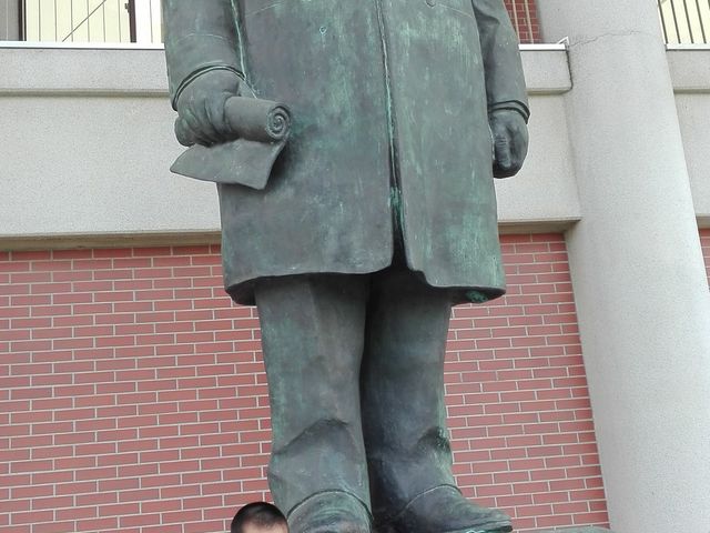 巨大な渋沢栄一像_渋沢栄一記念館・八基公民館