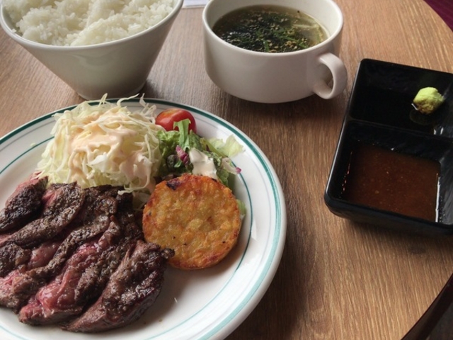 熟成牛ハラミステーキ(ライス・サラダ・スープ付き)。クーポンを使ったので、これで千円未満。_どんぐり DONGURI 京都駅前・東店