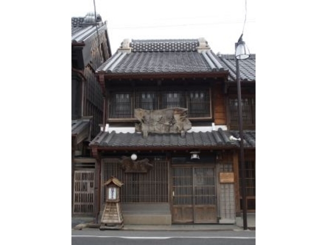 お店の建物も歴史があります_小堀屋本店