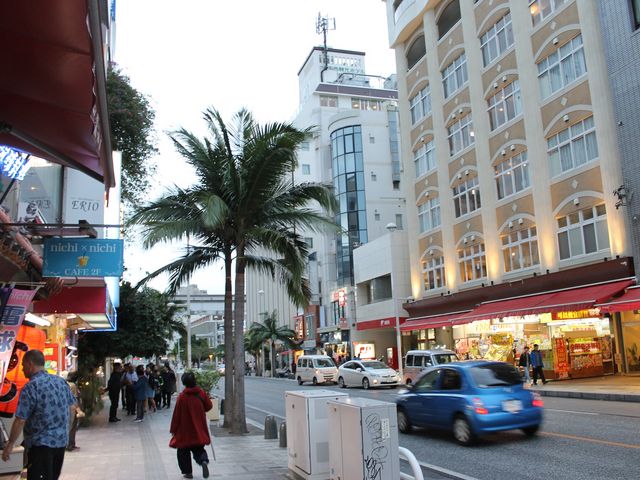 鉄板の観光地です_那覇国際通り商店街
