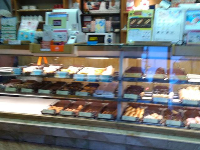 たくさん並んだドーナツのショーケース_ミスタードーナツ阪急茨木市駅店