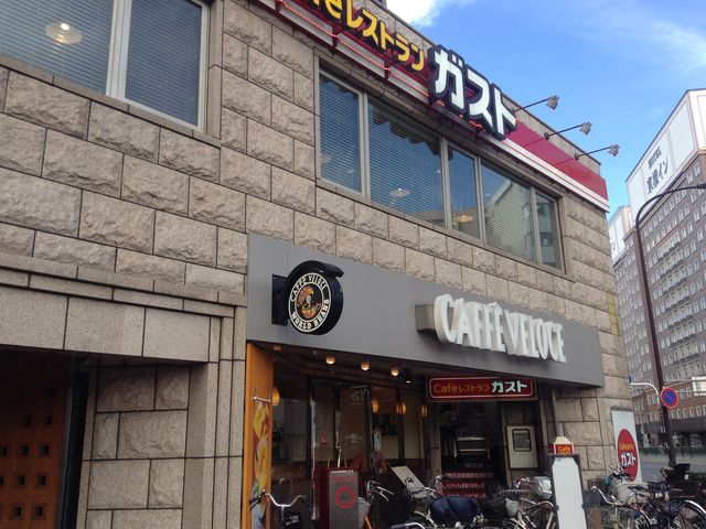大鳥居交差点の角 2階に有ります。_ガスト 大鳥居店