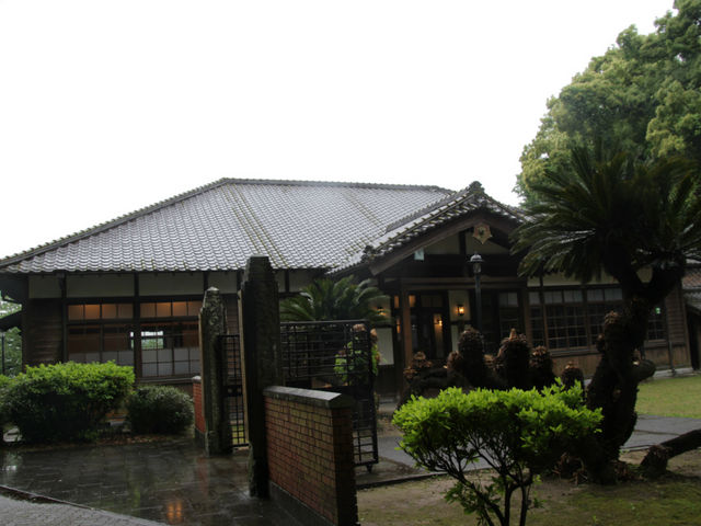 門の前から_旧三角簡易裁判所(法の館、伝統工芸館)