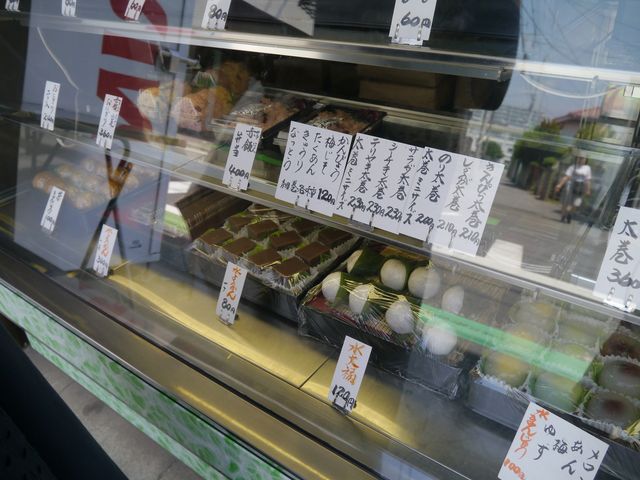 赤飯や太巻きもあります。_茶商・小林園