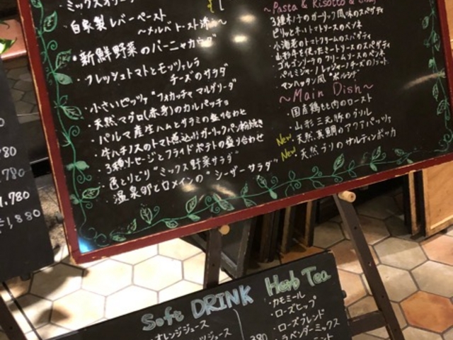 夜のメニュー。比較的リーズナブル。_マンハッタングリル 丸の内ブリックスクエア