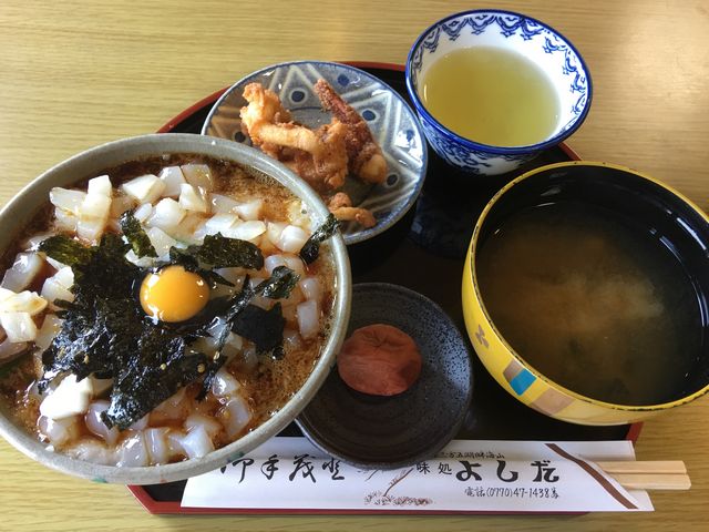 名物のイカ丼。セットはゲソ天がついてます。_ドライブインよしだ