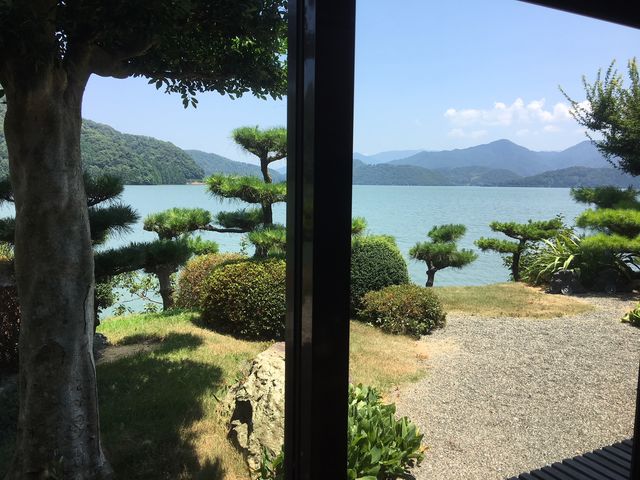 店内からも水月湖が眺められます。_ドライブインよしだ