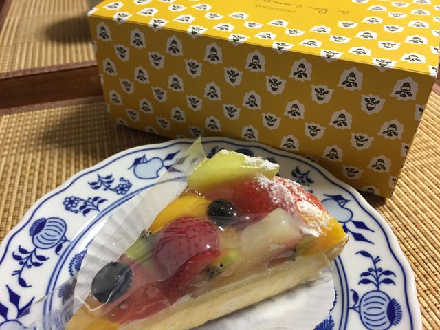 ボリュームたっぷりのフルーツタルト。パッケージも可愛いです_ア・ラ・カンパーニュ 三宮店