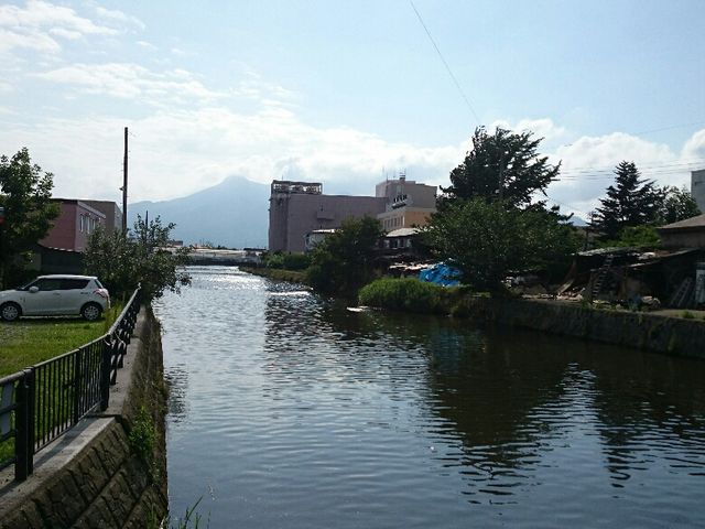田名部川。かまふせ山が見えます。_田名部川