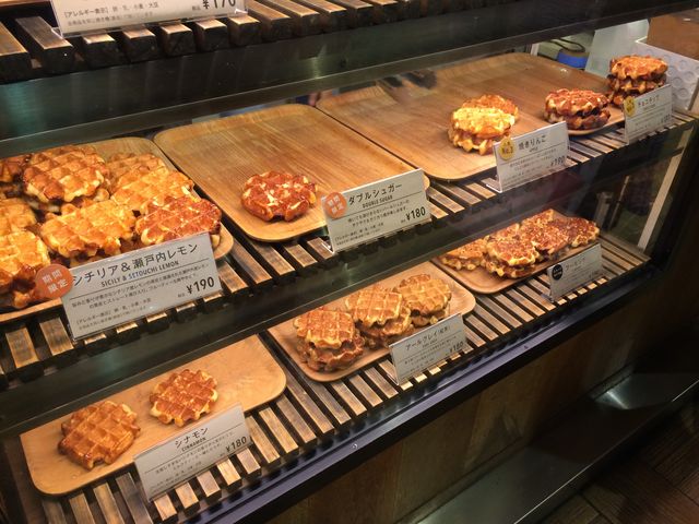 色々な味のワッフル_ミスターワッフル町田マルイ店