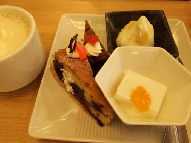 夕食のバイキング。デザート。ダークチェリーケーキも絶品_蓼科グランドホテル 滝の湯
