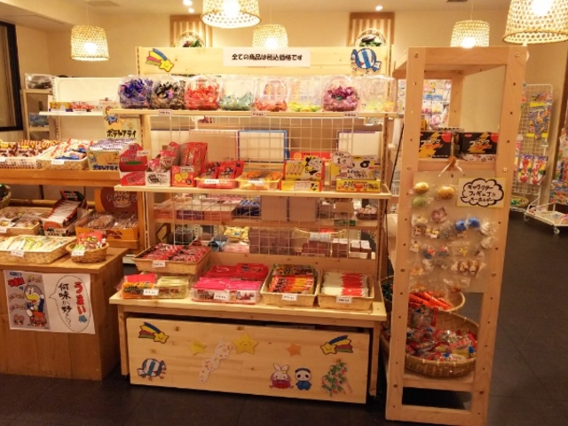 子供ちゃんが喜びそうな駄菓子屋さんもホテル内にある。_蓼科グランドホテル 滝の湯