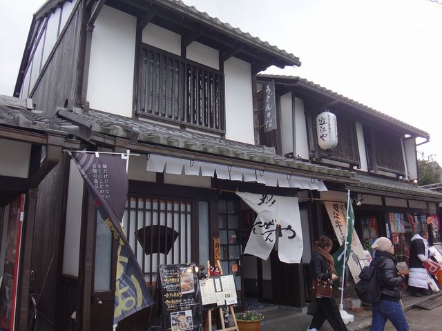 キャッスルロードの雰囲気に合わせた店構え。_もんぜんや