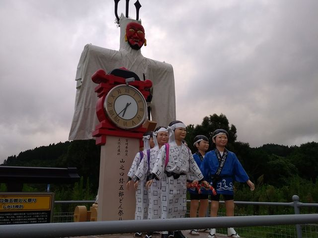 お祭りの様子をあらわしたモニュメント_山之口サービスエリア(上り線)ショッピングコーナー