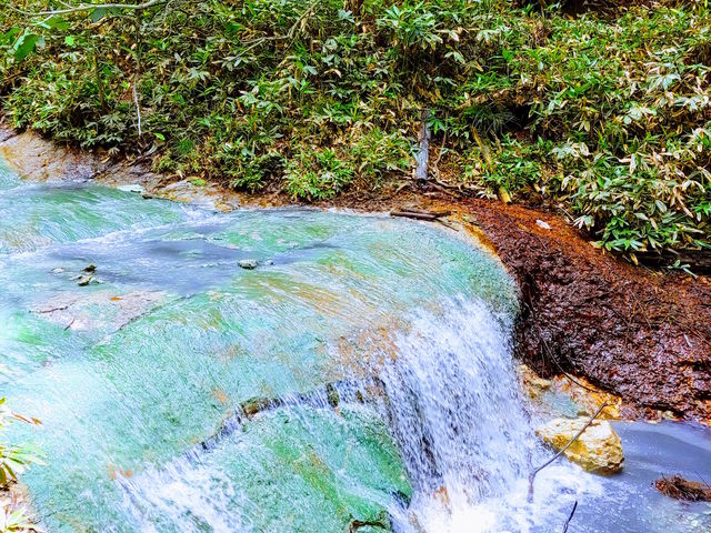硫黄の川を撮った写真です。翡翠色が特徴的です。_登別地獄谷