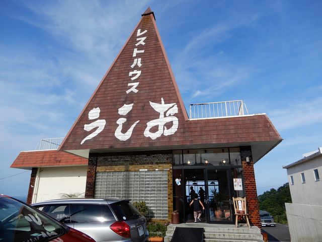 国道の海側にあります。店内から三陸鉄道も見えます。_レストハウスうしお