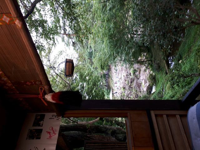お茶屋さんの二階から、お団子が…。_郭公屋