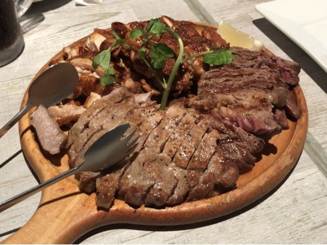 豪快肉メガ盛♪_新鮮食肉センター モツマニア