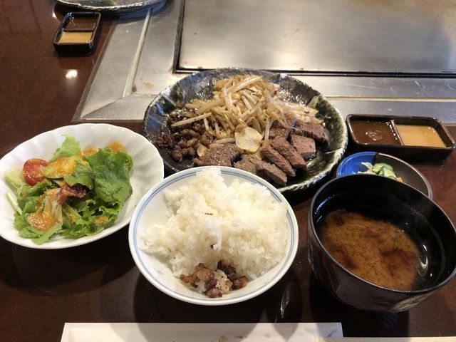脂身をカリカリに焼いたのも美味しかったです。ごはん手前、数粒写っているもの。_松波