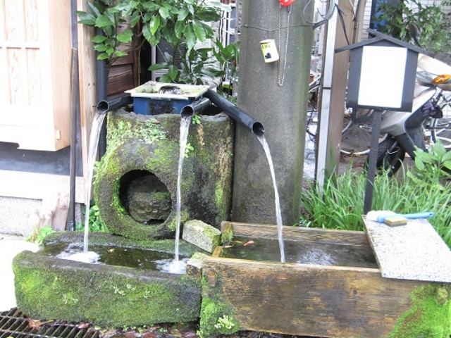 流れ落ちる_阿蘇神社門前町水基めぐり