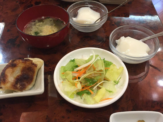 ご飯、漬物、点心、サラダ、スープ、デザートが付いて…_氷花餃子