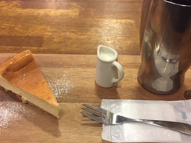 チーズケーキとアイスコーヒーです。_珈琲や・新中野本店