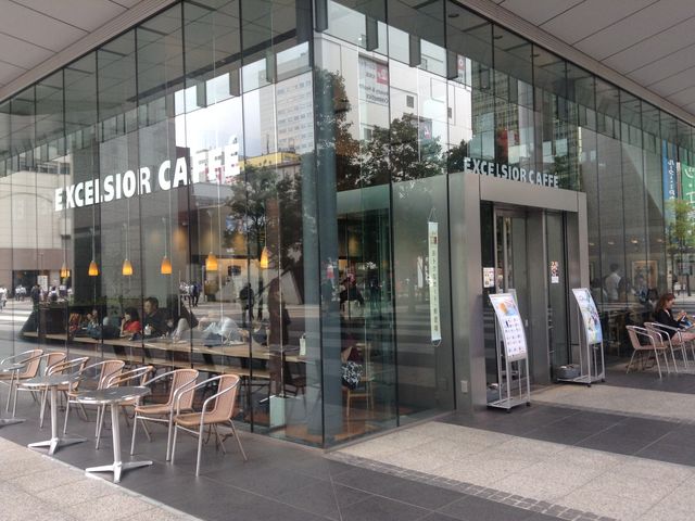 取り囲む店外席_エクセルシオールカフェ秋葉原ダイビル店