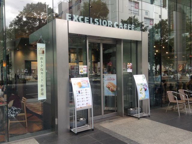 入口も近代的_エクセルシオールカフェ秋葉原ダイビル店