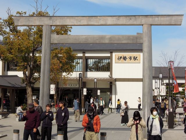 駅前には鳥居がある_JR 伊勢市駅