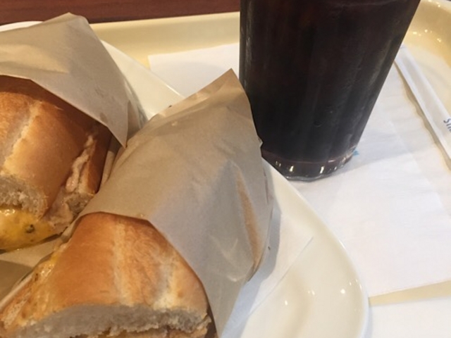 ツナチーズとアイスコーヒーです。_ドトールコーヒーショップ 渋谷井の頭通り店(GOURMET COFFEE DOUTOR)