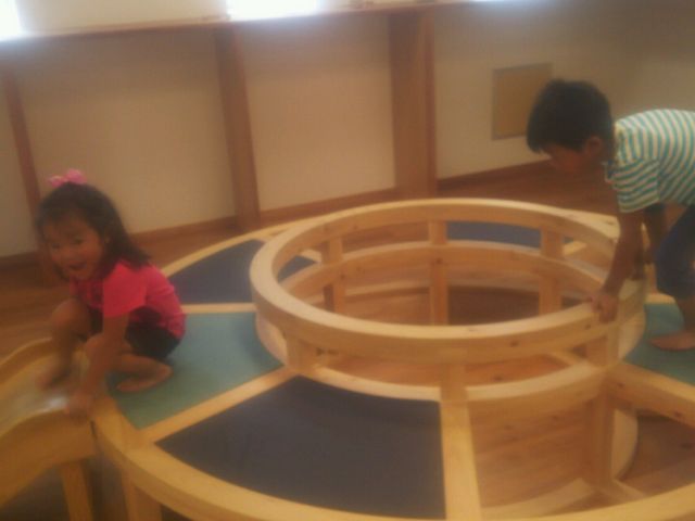 遊具で遊ぶ我が家の子供_POM府中市こどもの国
