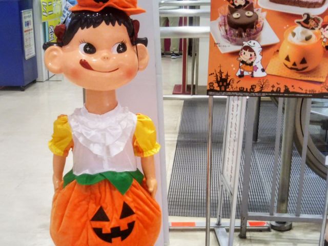 ハロウィンコスチュームのペコちゃん_不二家 イオン東雲店(FUJIYA)