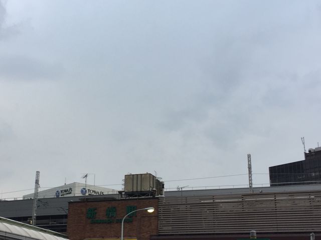 駅周辺も活気がある_JR新橋駅